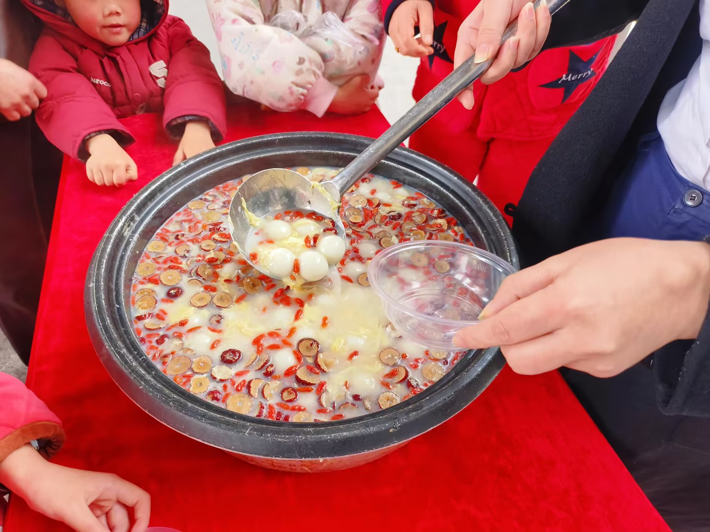 甜蜜上线，第一服务给您派送汤圆啦